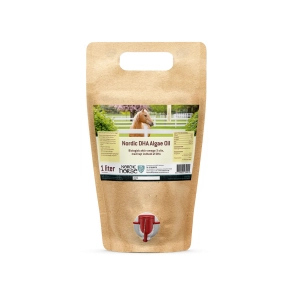 Flaske med Nordic Horse Nordic DHA Algae Oil, et omega-3 tilskud til heste baseret p� DHA fra alger, brugt som supplement til hestens daglige fodring.